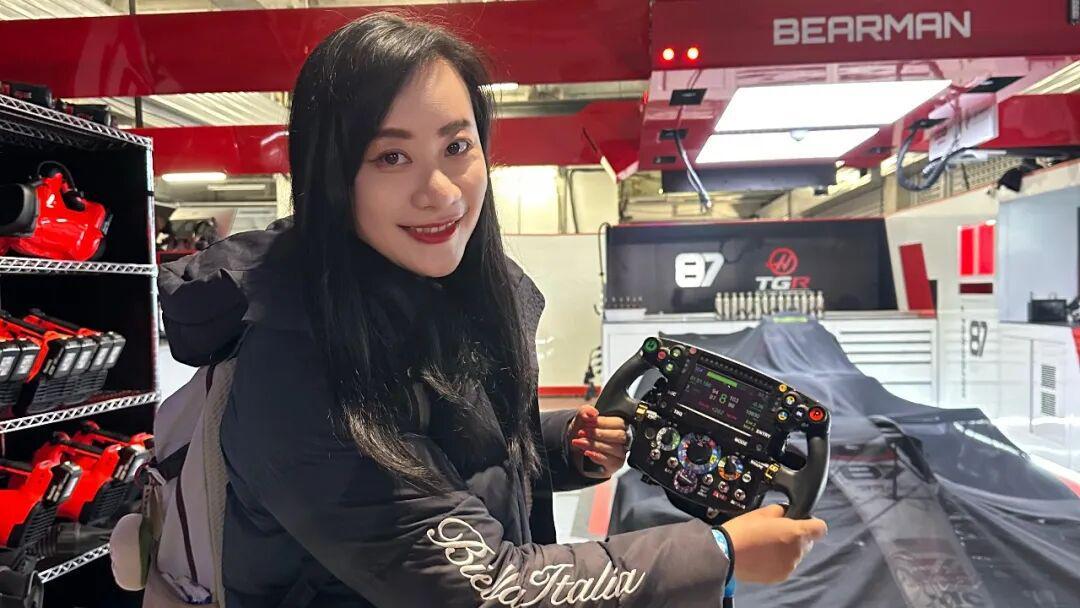 世界杯手机直播客户端安装-记者亲历上赛场夜游：手握赛车方向盘，站上F1领奖台